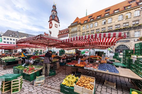 Weekly market, direct marketing of fruit and vegetables at Neumarkt. City view with old town hall.