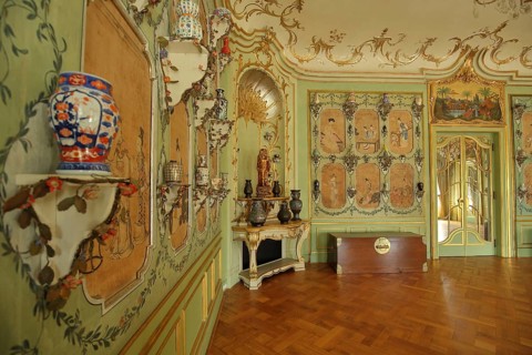 Chinese room with porcelain vases, mirrors, stucco, ornaments, chest, parquet floor, porcelain,