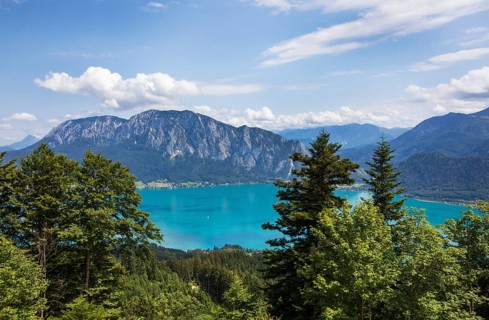 Hochplettspitz, view from the Hollerberg viewing platform to Lake Attersee with Höllengebirge