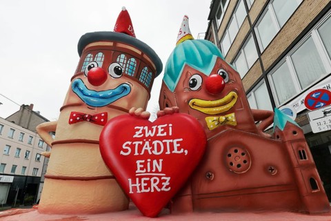 Ironic themed float on the rivalry between Düsseldorf and Cologne, city friendship, castle tower