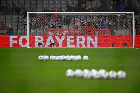 Tor tor, empty, perimeter advertising FC Bayern, Adidas match balls are lined up on the pitch,