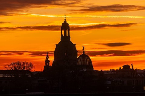 Sunset on the banks of the Elbe in Dresden, with a view of the historic old town, Dresden, Saxony,