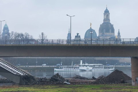 After the partial collapse of the Carola Bridge, the demolition work was prepared... Elbdampfer,