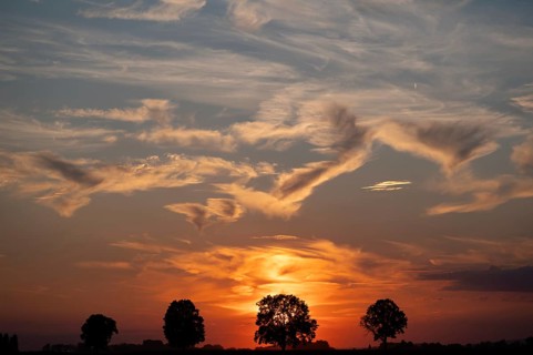 Sunset with cirrus clouds near Rettenbach, Lower Bavaria, Germany, Europe