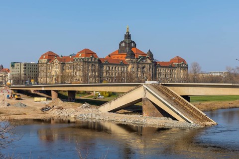 After the partial collapse of the Carola Bridge, a dam was built for the demolition work on the