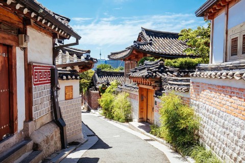 Bukchon Hanok Village is a Korean traditional village located near Gyeongbok Palace in Seoul, South
