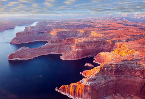 Landscape under the wing of an airplane. U.S. The coast of Lake Powell is cut by narrow canyons.