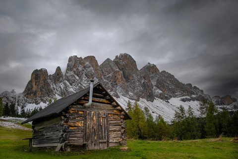 View of a part of the Geisler group from the Gampenwiese, in the foreground an alpine hut,