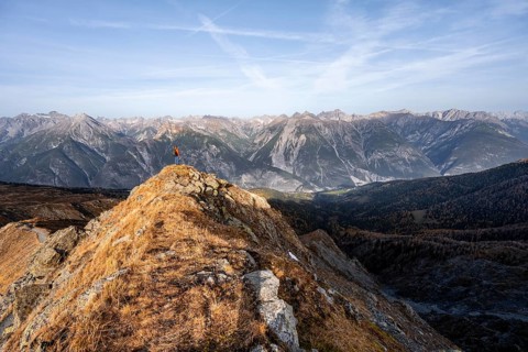 Mountaineer on the ridge in front of a mountain panorama, view from the ridge of the Venet to