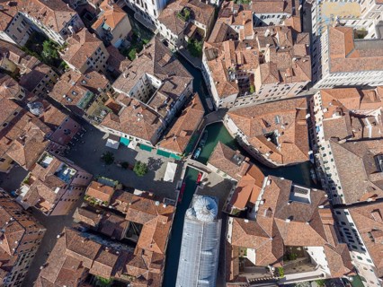 Marmor verkleidete Kirche Santa Maria dei Miracoli, im Sestiere Cannaregio, Drohnenaufnahme,