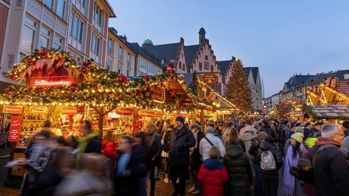 Thousands of people parade through the Römerberg Christmas market in Frankfurt am Main in the