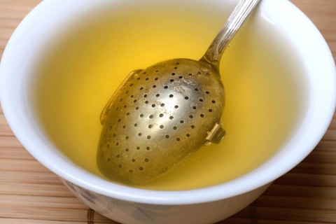 Green Sencha tea, preparation with teaspoon