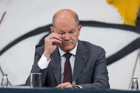 Olaf Scholz (Chancellor of the Federal Republic of Germany, SPD) shows signs of fatigue at the