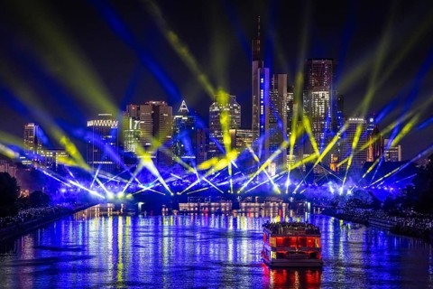 A spectacular light show at the Flößerbrücke in Frankfurt am Main puts spectators in the mood for
