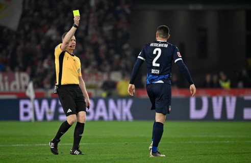 Referee Referee Tobias Welz shows Marnon bush 1. FC Heidenheim 1846 FCH (02) yellow card yellow