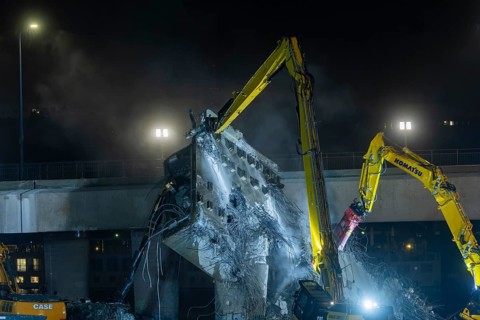 Due to an as yet unknown cause, a section of the Carola Bridge collapsed in the early hours of the