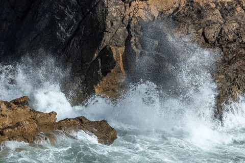 Large waves of the Atlantic Ocean crash against the rocks of a cliff. Camaret sur mer, Crozon,
