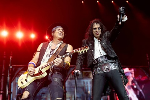 Tommy Henriksen (guitarist) and Alice Cooper live on Too close for comfort Tour at the
