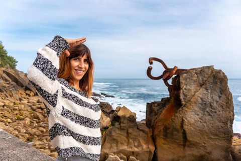 A young European tourist visiting the Peine del Viento in San Sebastián. Province of Gipuzkoa,