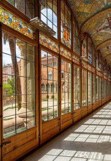 Interior view of the hall and corridors in the main building in the Hospital de la Santa Creu i