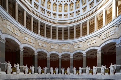 Interior, hall with a total of 34 angels, victory goddesses 3, 3 metres high, monument