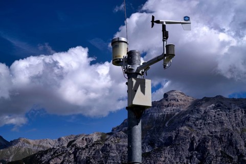 Weather measuring station, cup anemometer, with wind vane for measuring wind speed and wind