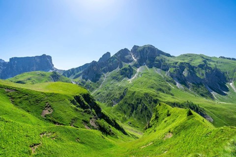 Breathtaking view of the lush green slopes and rugged peaks of passo giau in the italian dolomites