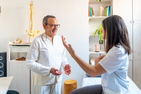 Patient talking to a expertise Qi gong masseur and she explaining where it hurts