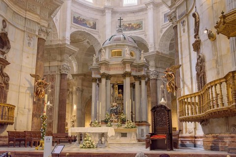 Altar under the dome in the Cathedral of the Holy Cross over the Sea, Catedral de Santa Cruz sobre
