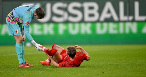 Fair play, goalkeeper Finn Dahmen FC Augsburg FCA (01) helps Harry Kane FC Bayern Munich FCB (09)
