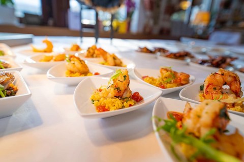 Elegant presentation of prawns on small plates with decorative garnishes, Europäischer Hof,