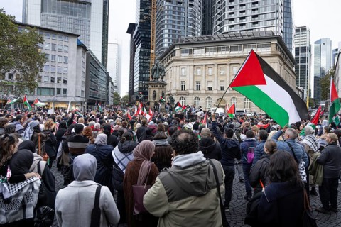 Around 1, 400 people take part in a pro-Palestine demonstration at Rossmarkt in Frankfurt am Main