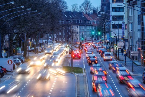 After-work traffic in the environmental zone on the B 224 Alfredstraße in Rüttenscheid, Essen, Ruhr