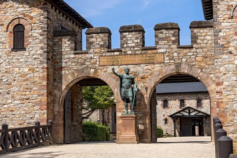 Main gate, Porta Praetoria with bronze statue of Emperor Antoninus Pius, Great Hall at the back,