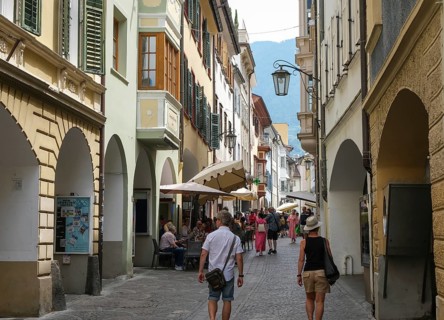 Merano, South Tyrol, Italy, passers-by stroll through the Laubengasse, the arcades are the heart of