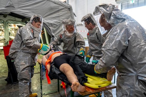 Decontamination of injured persons after an assumed accident involving hazardous substances, fire