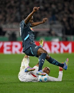 Duel, action Ridle Baku RasenBallsport RB Leipzig RBL (17) against Enzo Millot VfB Stuttgart (08)