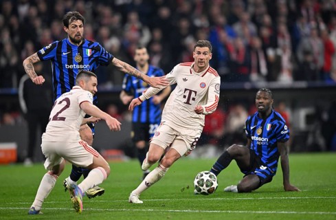Duel, action Leon Goretzka FC Bayern Munich FCB (08) vs Francesco Acerbi Inter Milan (15) Raphael