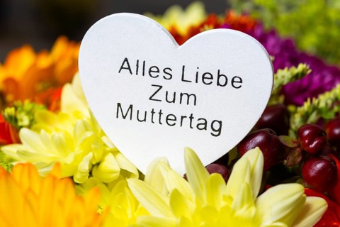 Mother's Day: Bouquet of flowers with a heart with the inscription ALL THE LOVE FOR MOTHER'S DAY