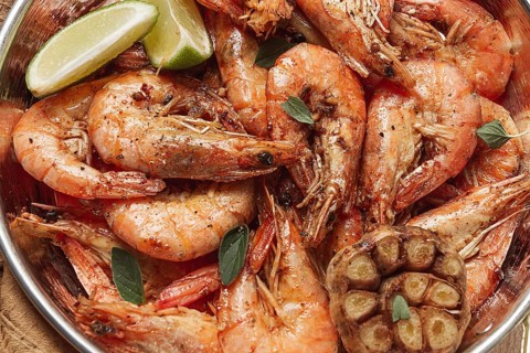 Fried king prawns, in shell, with spices, size 30/40, unpeeled shrimp, homemade, no people