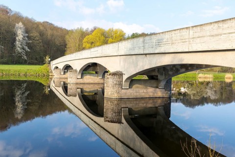 Arched bridge over the Freiberger Mulde with reflection in the water, Westewitz, district of