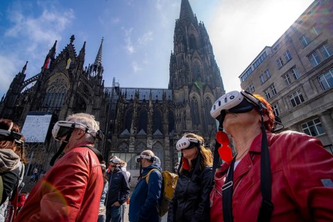 Timeridego, virtual city tour with VR glasses, on various topics, virtual reality time travel into