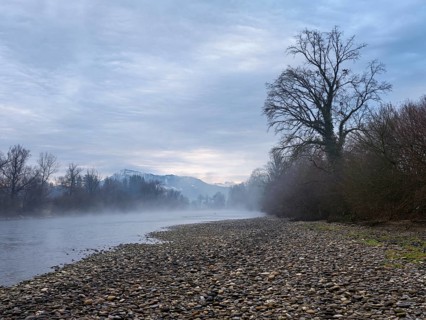 Morning atmosphere at the river Reuss, behind the snow-covered Rigi, Sins, Freiamt, Canton Aargau,