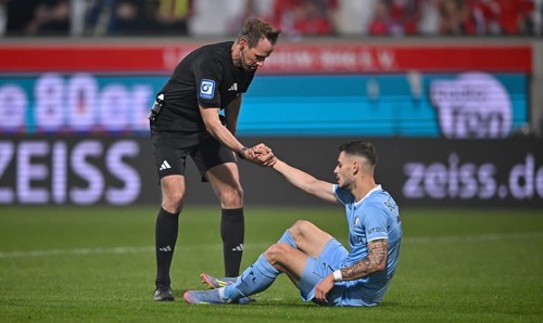 Referee Sascha Stegemann helps Tom Krauss VfL Bochum BOC (17) to his feet Voith-Arena, Heidenheim,