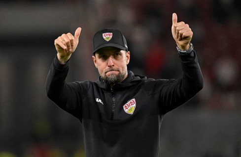 Coach Sebastian Hoeneß VfB Stuttgart gesture thanks Stuttgart fans for support, thumbs up,