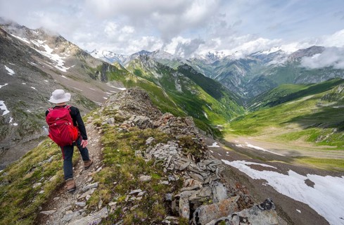 Mountaineers on a hiking trail on the Mittagskögele, view of mountain peaks of the Venediger group