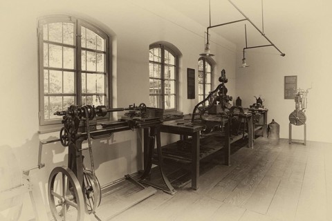 Interior photo, first vehicle engine, grandfather clock, former workshop of Gottlieb Daimler in the