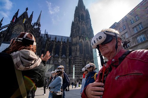 Timeridego, virtual city tour with VR glasses, on various topics, virtual reality time travel into