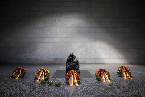 The wreaths of all five permanent constitutional bodies lie in front of the sculpture Mother with