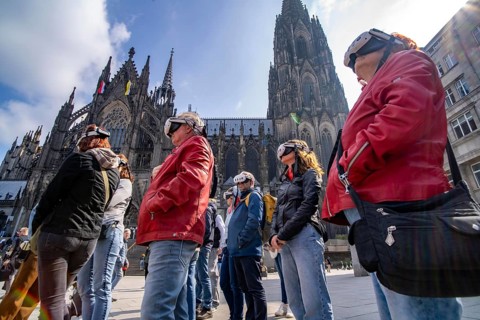 Timeridego, virtual city tour with VR glasses, on various topics, virtual reality time travel into